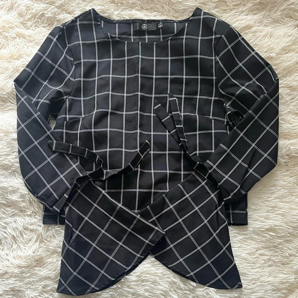 Missguided Black Checkered Tie Bell Sleeve Top - Picture 2 of 4